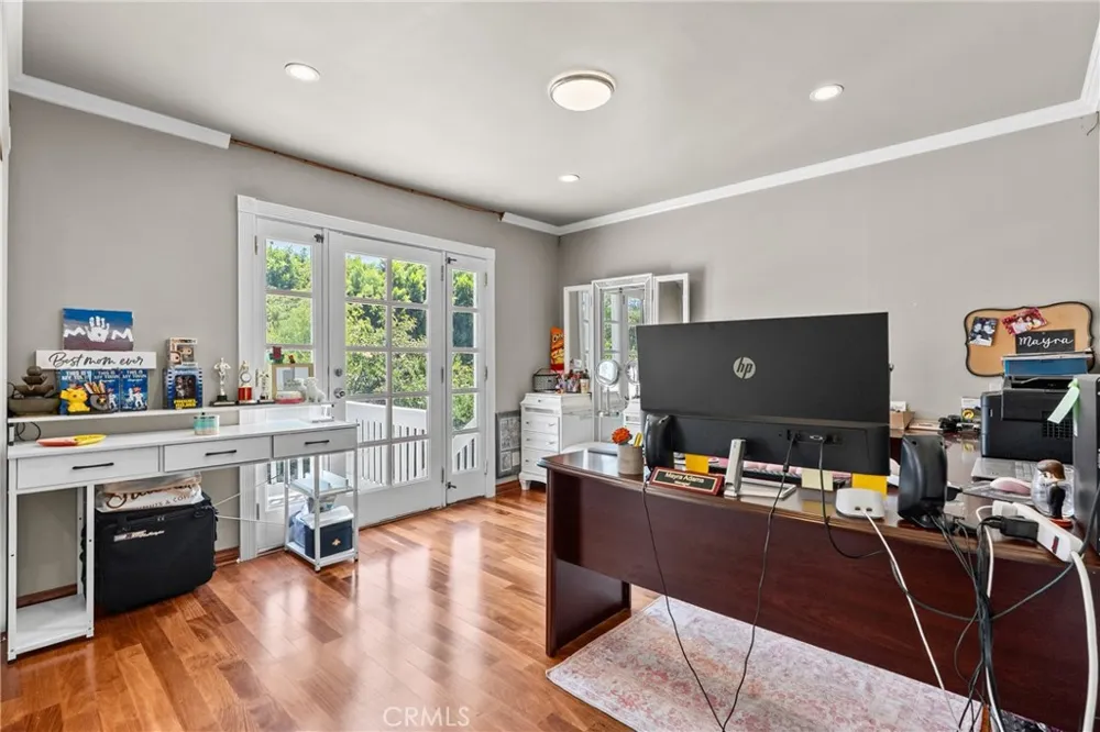 18012 Raymer Northridge, CA 91325