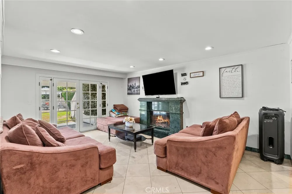 18012 Raymer Northridge, CA 91325