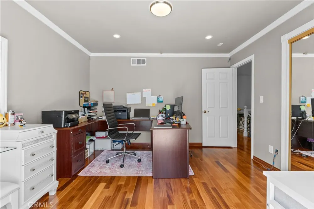 18012 Raymer Northridge, CA 91325