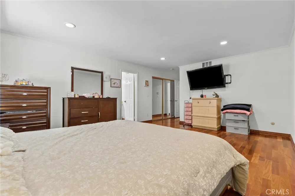18012 Raymer Northridge, CA 91325