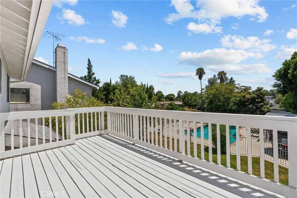 18012 Raymer Northridge, CA 91325