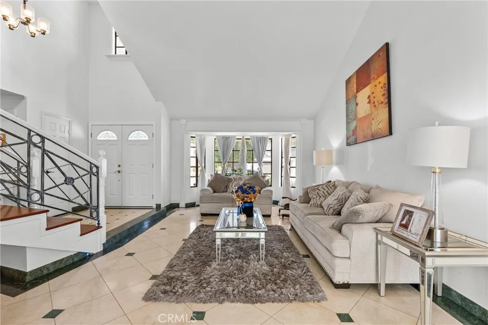 18012 Raymer Northridge, CA 91325