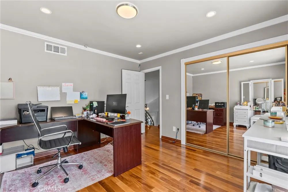18012 Raymer Northridge, CA 91325