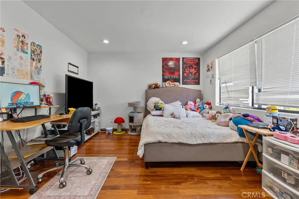 18012 Raymer Northridge, CA 91325