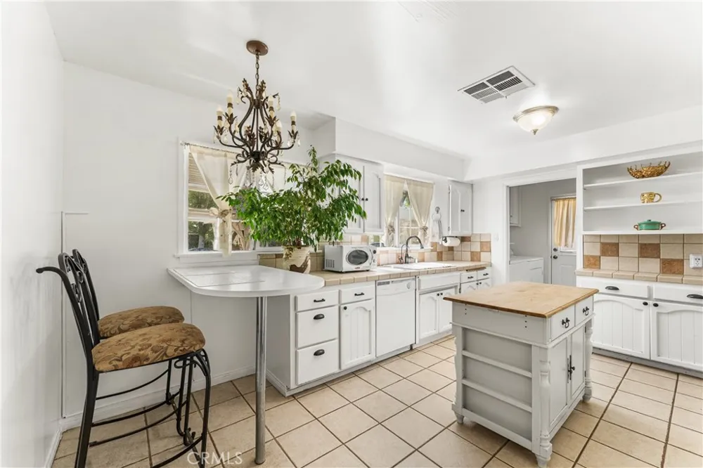 44449 Loneoak Lancaster, CA 93534
