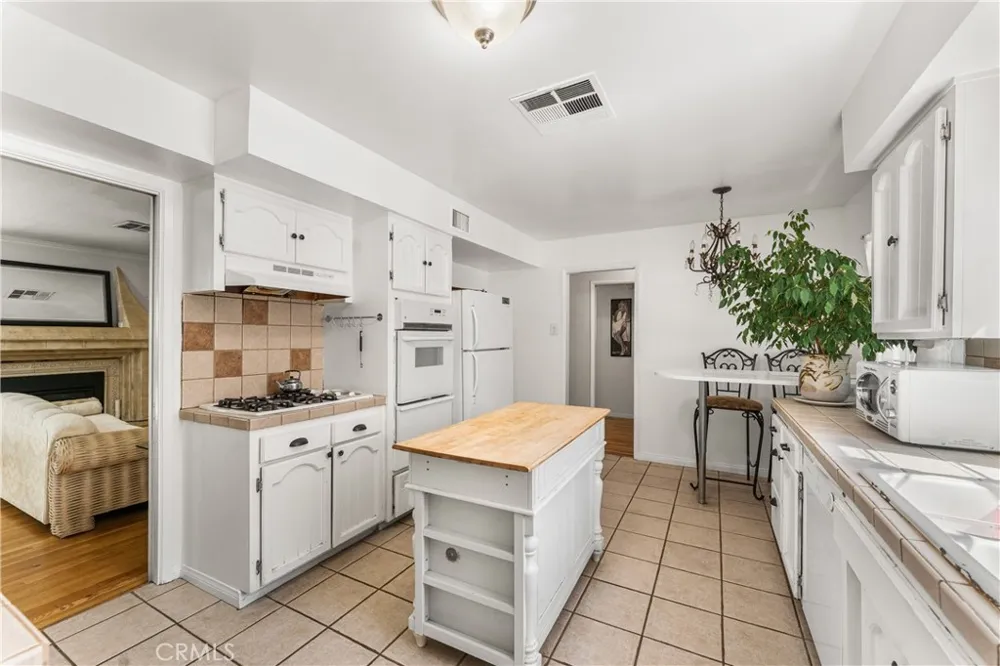 44449 Loneoak Lancaster, CA 93534