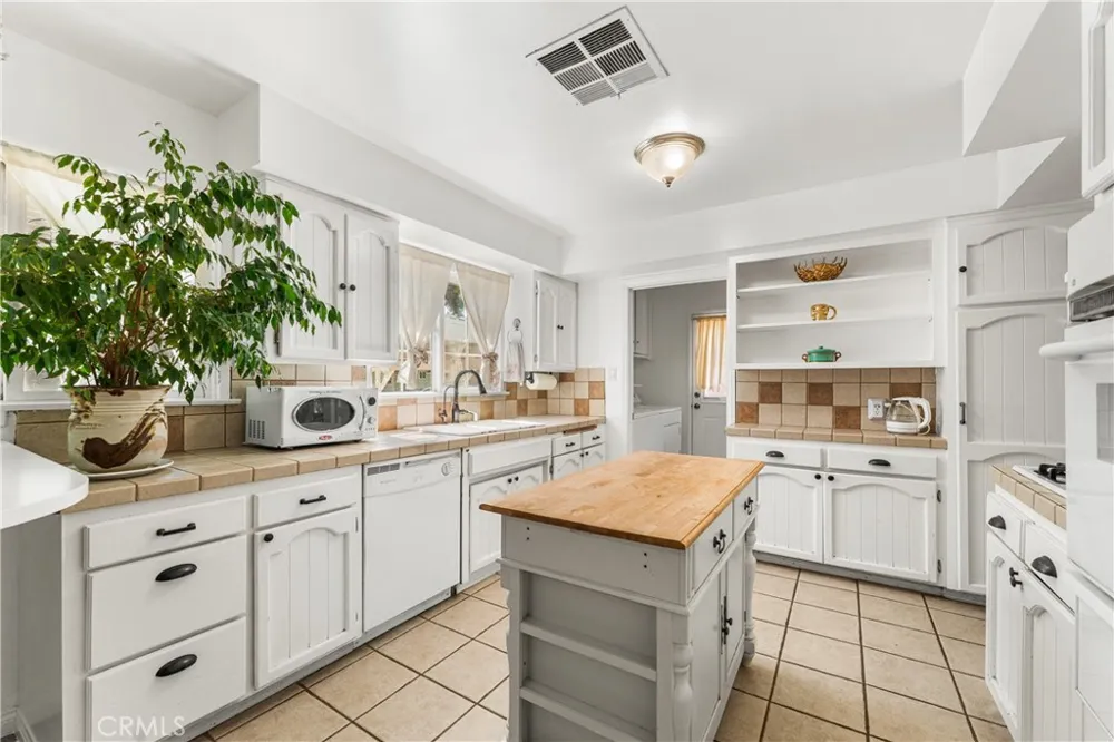 44449 Loneoak Lancaster, CA 93534