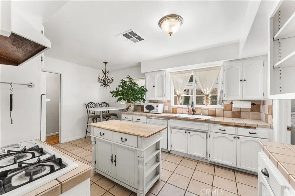 44449 Loneoak Lancaster, CA 93534