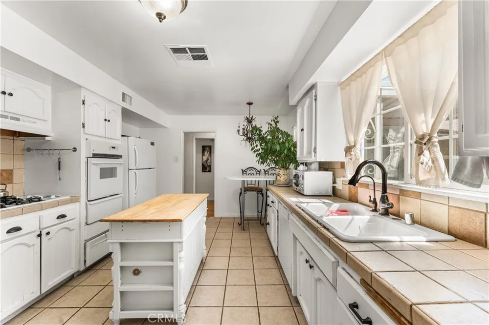 44449 Loneoak Lancaster, CA 93534
