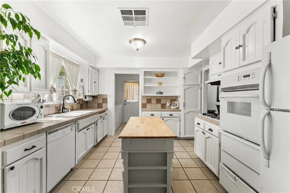 44449 Loneoak Lancaster, CA 93534