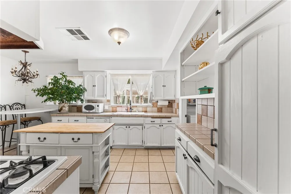 44449 Loneoak Lancaster, CA 93534