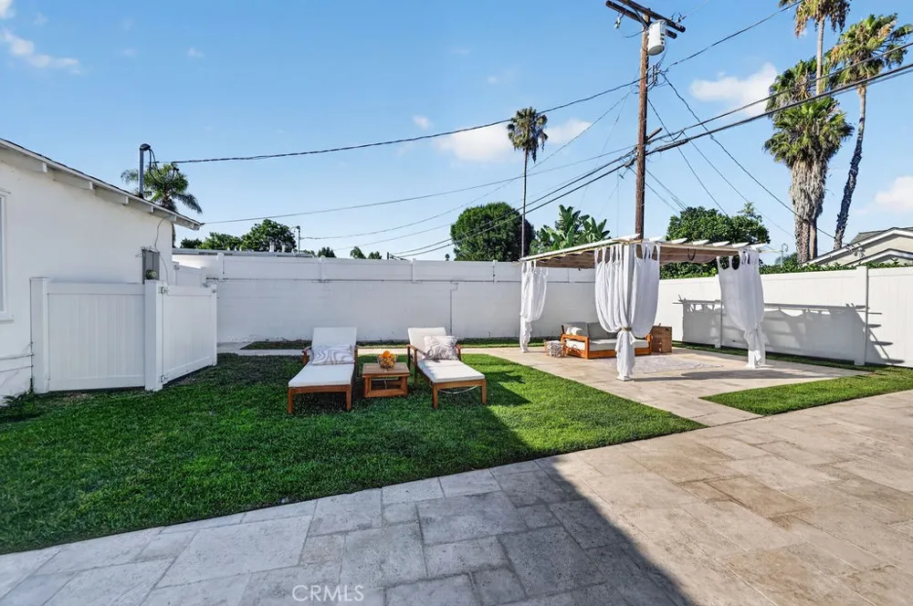 9242 Whitaker Northridge, CA 91343