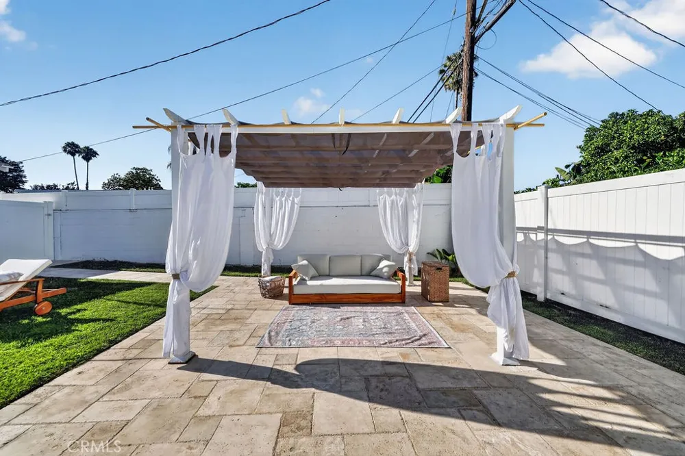 9242 Whitaker Northridge, CA 91343