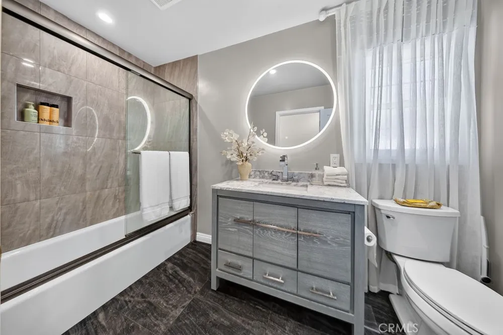 9242 Whitaker Northridge, CA 91343