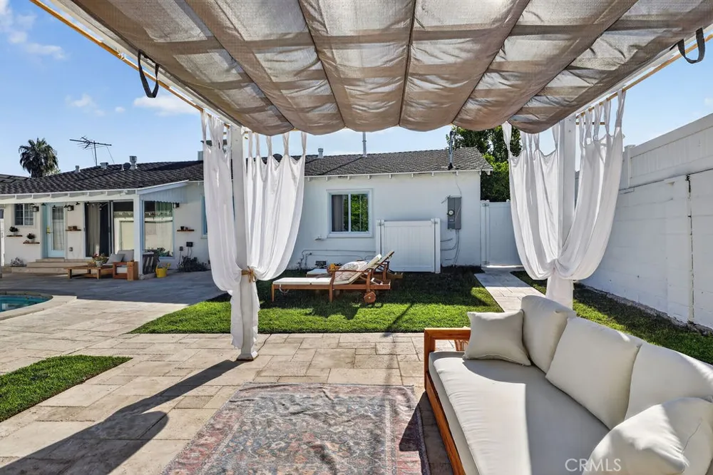 9242 Whitaker Northridge, CA 91343