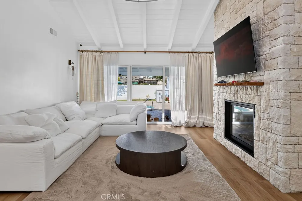 9242 Whitaker Northridge, CA 91343