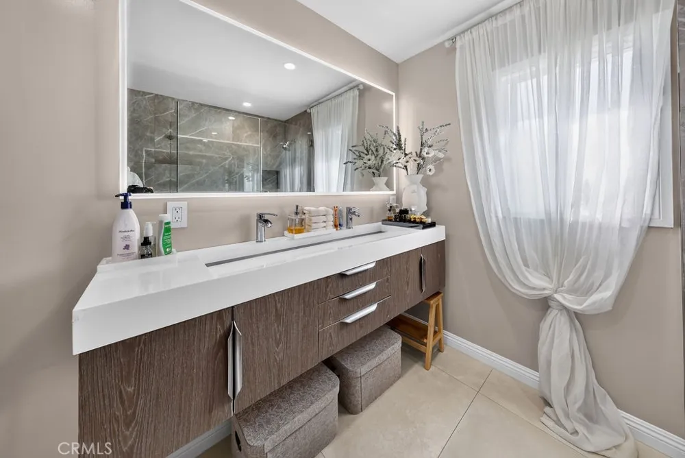 9242 Whitaker Northridge, CA 91343