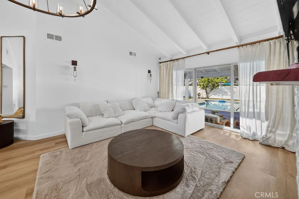 9242 Whitaker Northridge, CA 91343