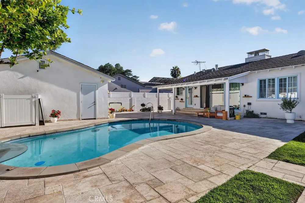 9242 Whitaker Northridge, CA 91343