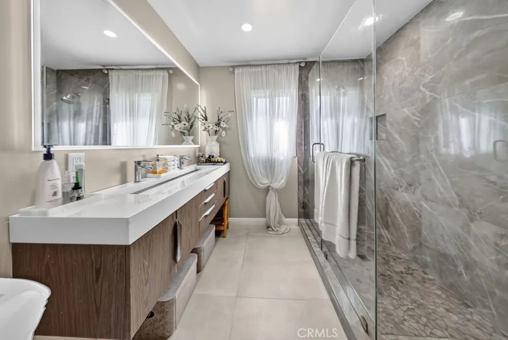 9242 Whitaker Northridge, CA 91343