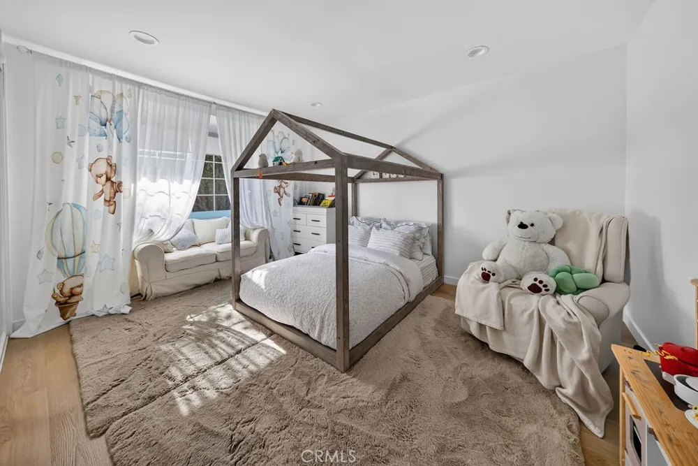 9242 Whitaker Northridge, CA 91343