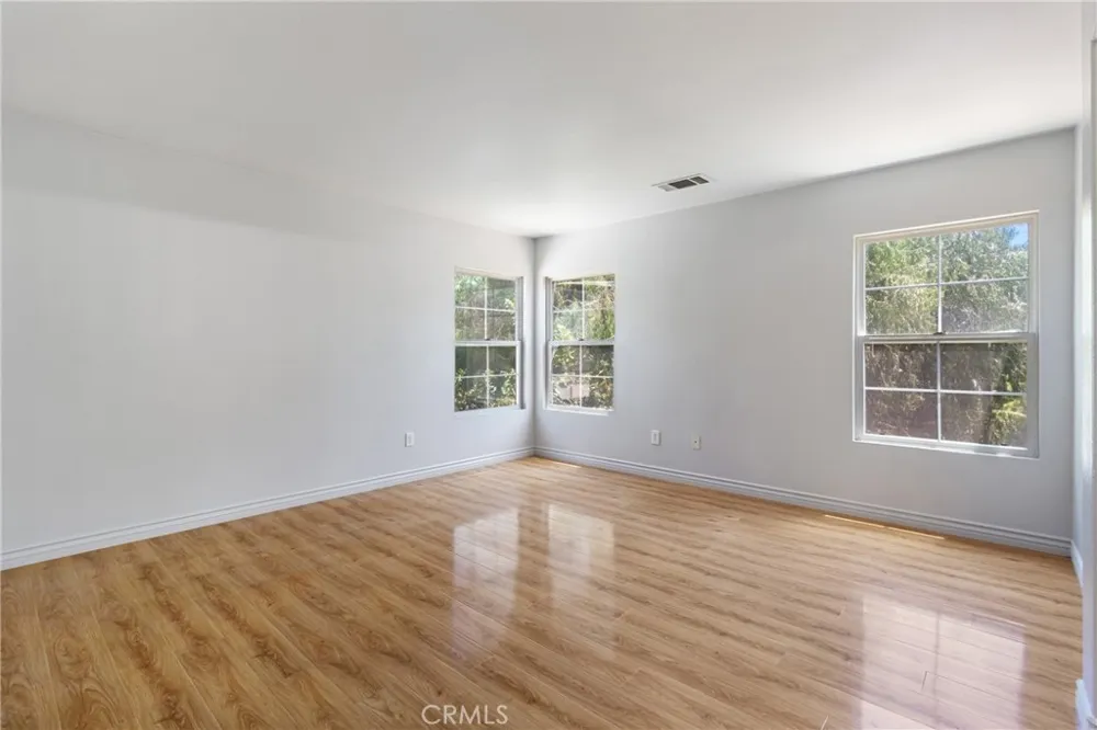 9193 Burnet Avenue North Hills, CA 91343