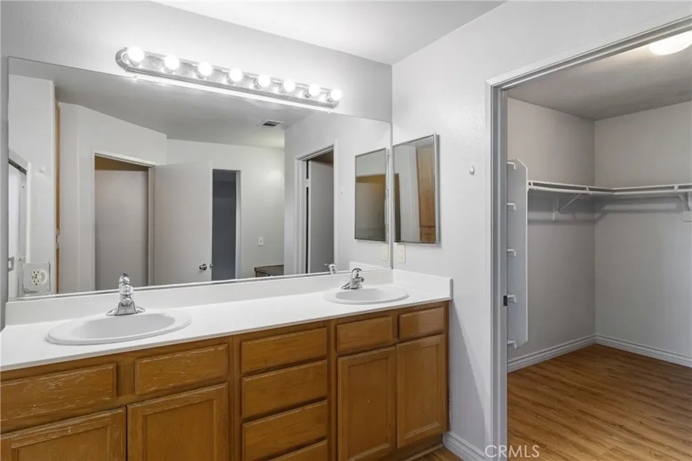 9193 Burnet Avenue North Hills, CA 91343