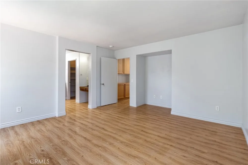 9193 Burnet Avenue North Hills, CA 91343