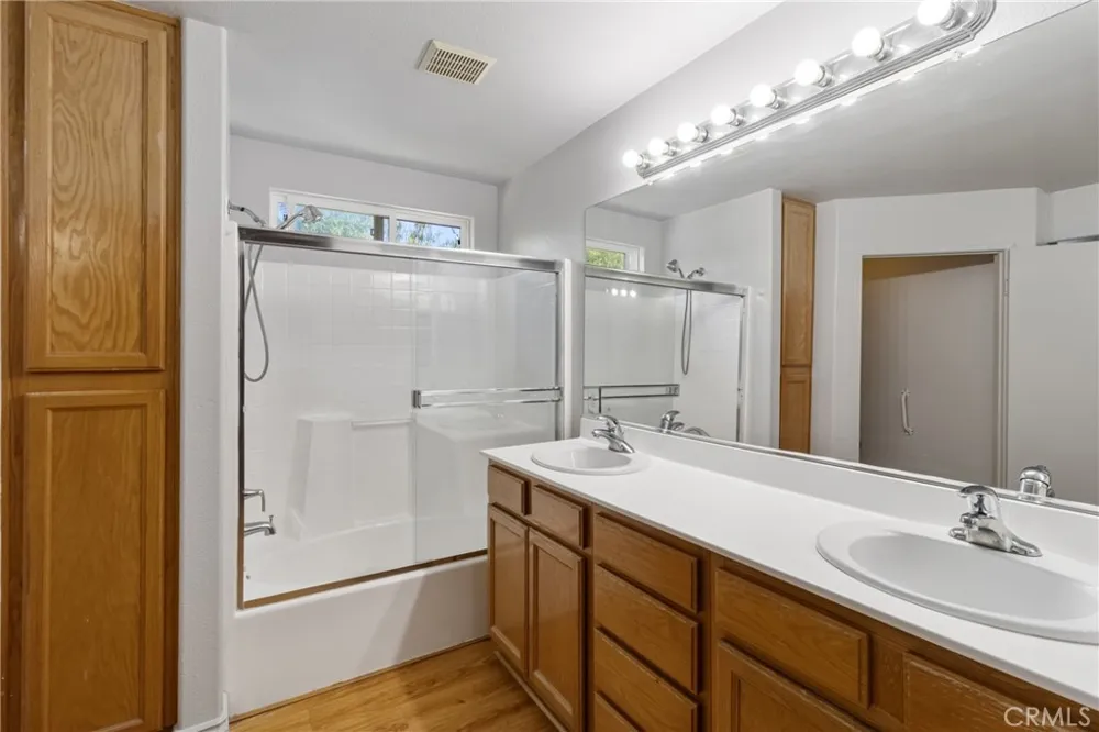 9193 Burnet Avenue North Hills, CA 91343
