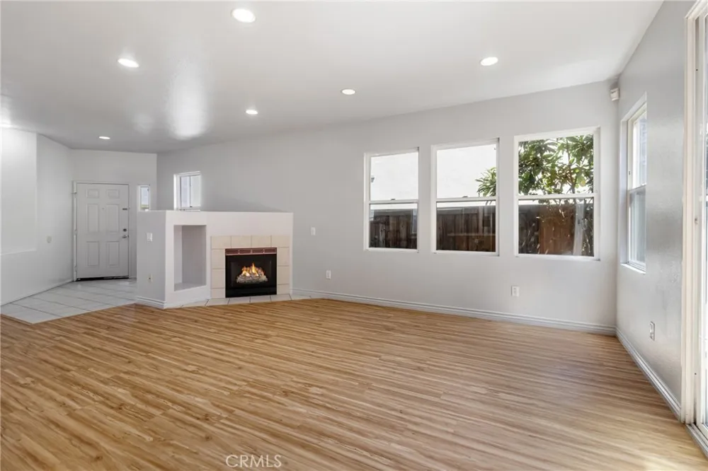 9193 Burnet Avenue North Hills, CA 91343