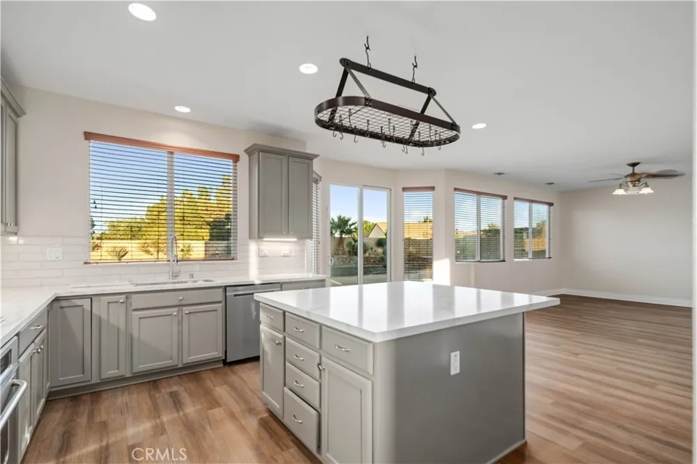 41520 44th W Lancaster, CA 93536