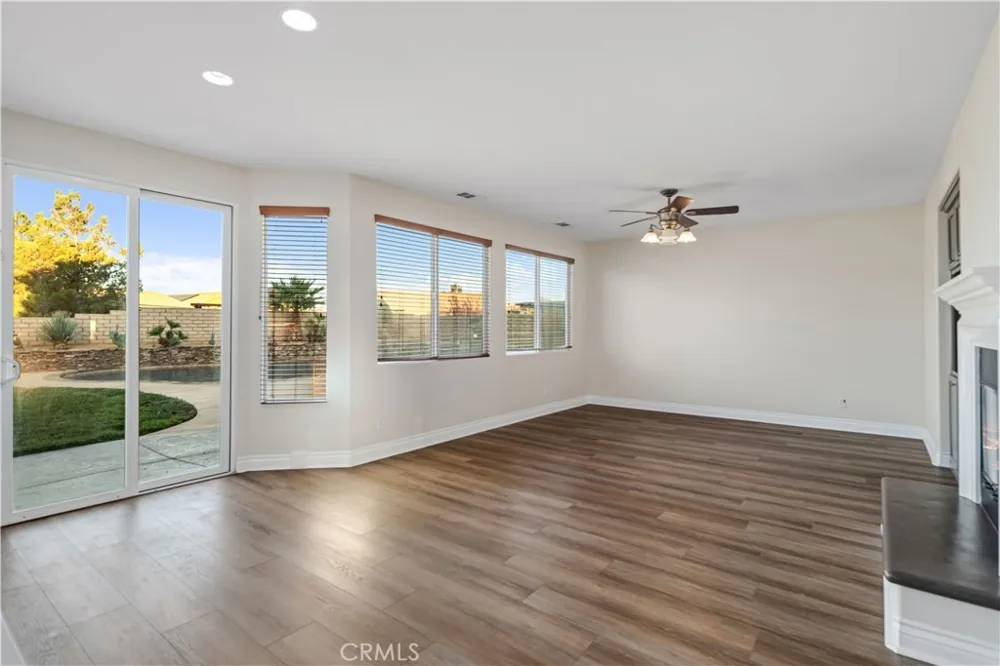 41520 44th W Lancaster, CA 93536