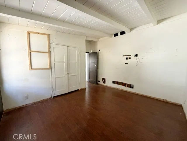 15741 Wyandotte Street Van Nuys, CA 91406