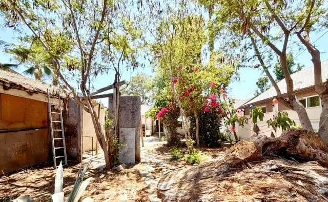 15741 Wyandotte Street Van Nuys, CA 91406