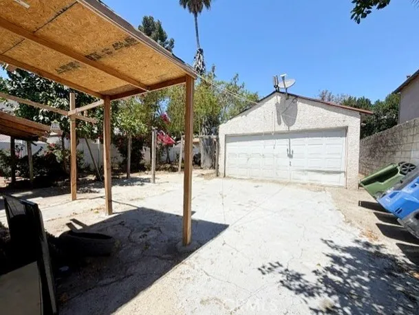 15741 Wyandotte Street Van Nuys, CA 91406
