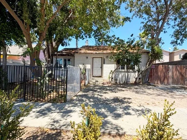 15741 Wyandotte Street Van Nuys, CA 91406