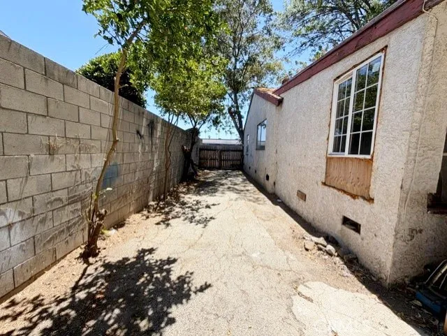 15741 Wyandotte Street Van Nuys, CA 91406