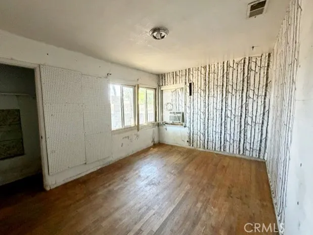 15741 Wyandotte Street Van Nuys, CA 91406