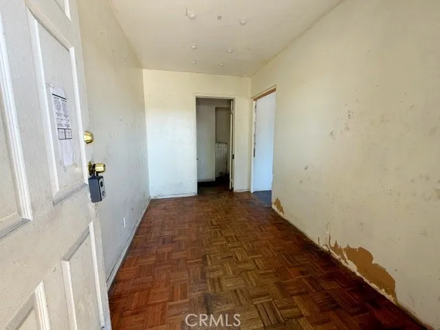 15741 Wyandotte Street Van Nuys, CA 91406