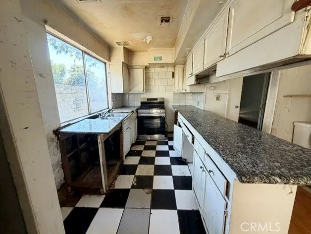 15741 Wyandotte Street Van Nuys, CA 91406