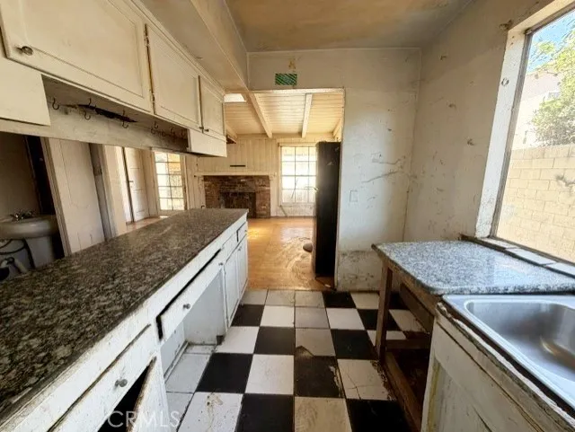 15741 Wyandotte Street Van Nuys, CA 91406