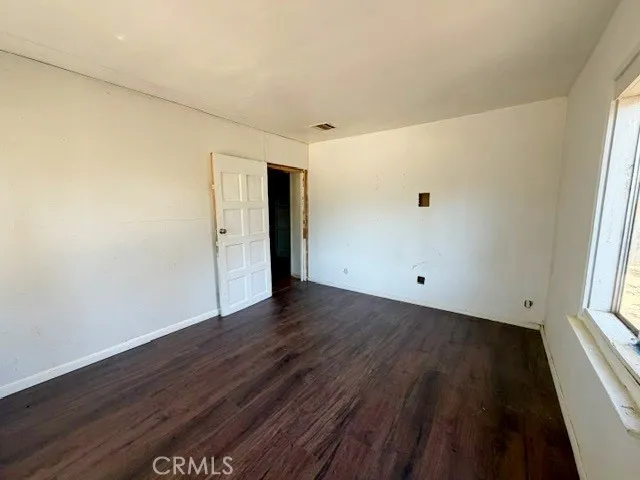 15741 Wyandotte Street Van Nuys, CA 91406