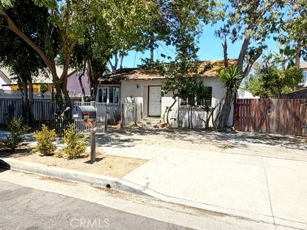 15741 Wyandotte Street Van Nuys, CA 91406