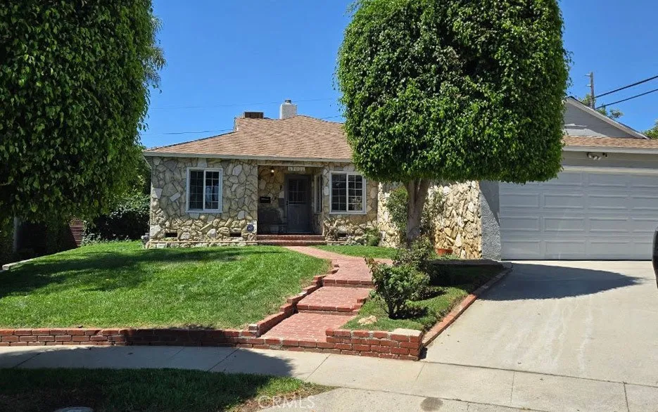 17001 Cantara Lake Balboa, CA 91406
