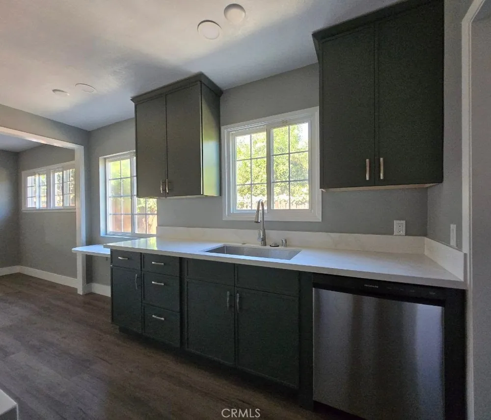 17001 Cantara Lake Balboa, CA 91406