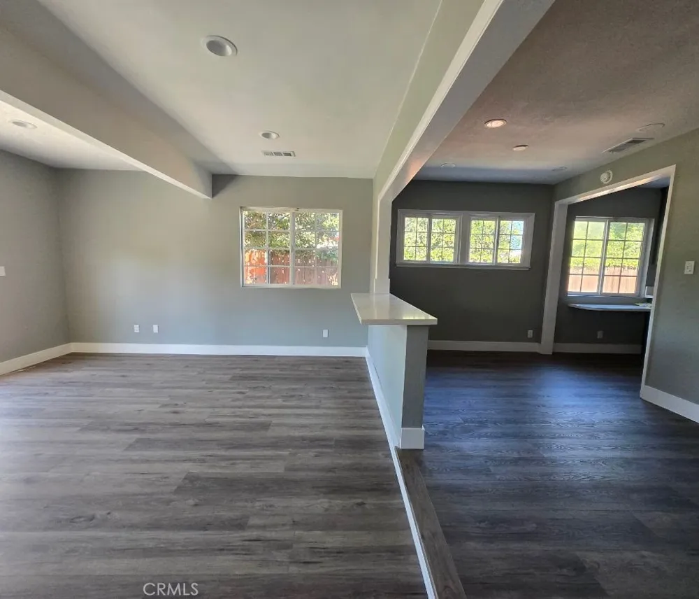 17001 Cantara Lake Balboa, CA 91406