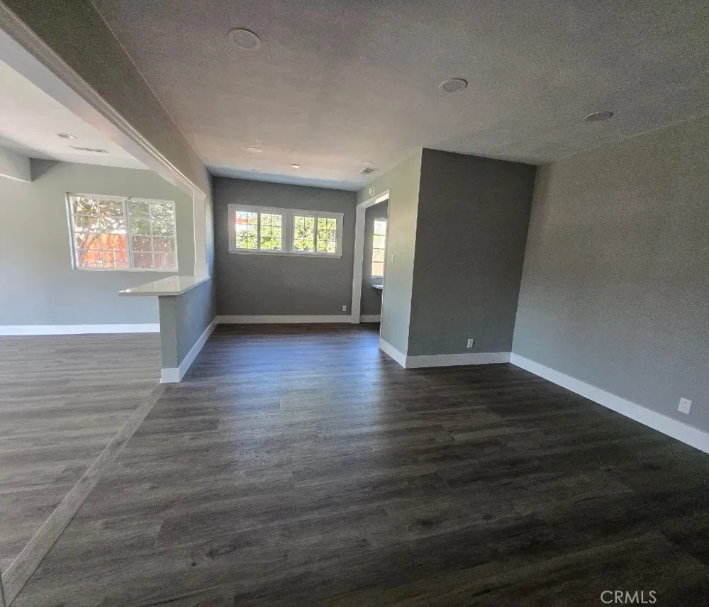 17001 Cantara Lake Balboa, CA 91406