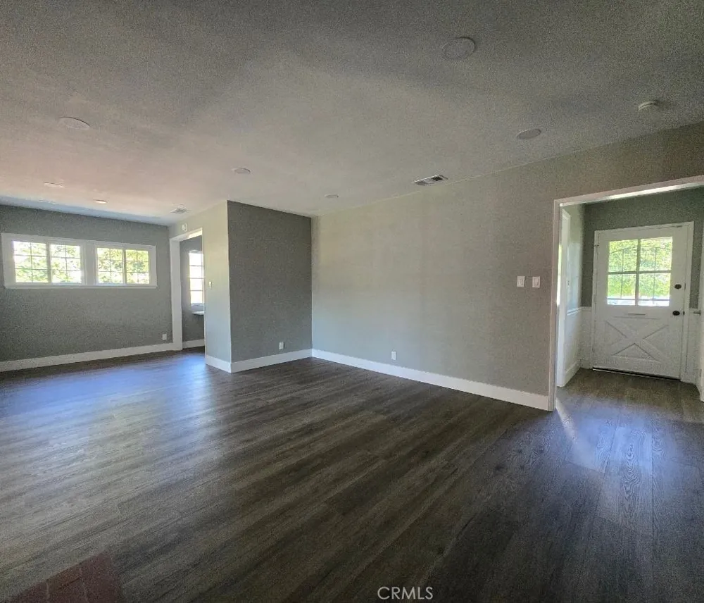 17001 Cantara Lake Balboa, CA 91406