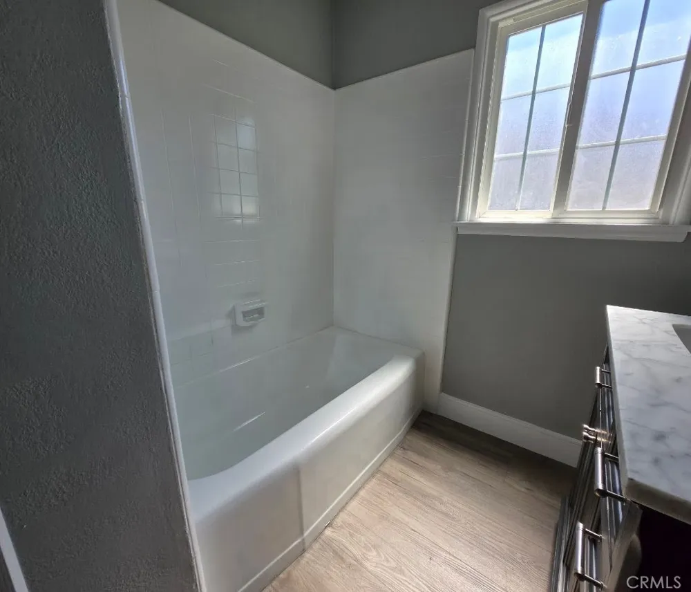 17001 Cantara Lake Balboa, CA 91406