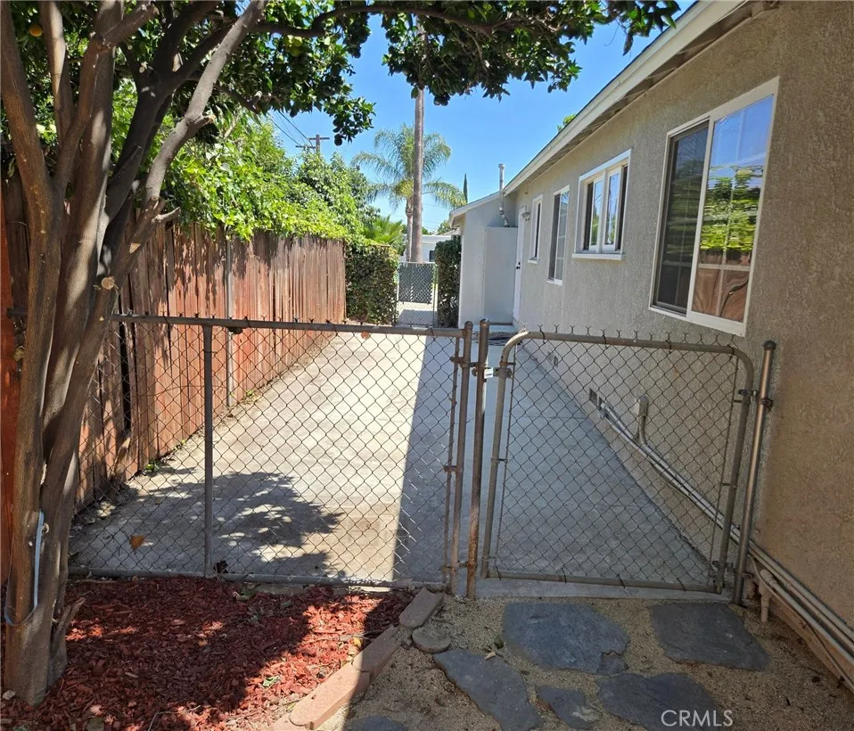 17001 Cantara Lake Balboa, CA 91406